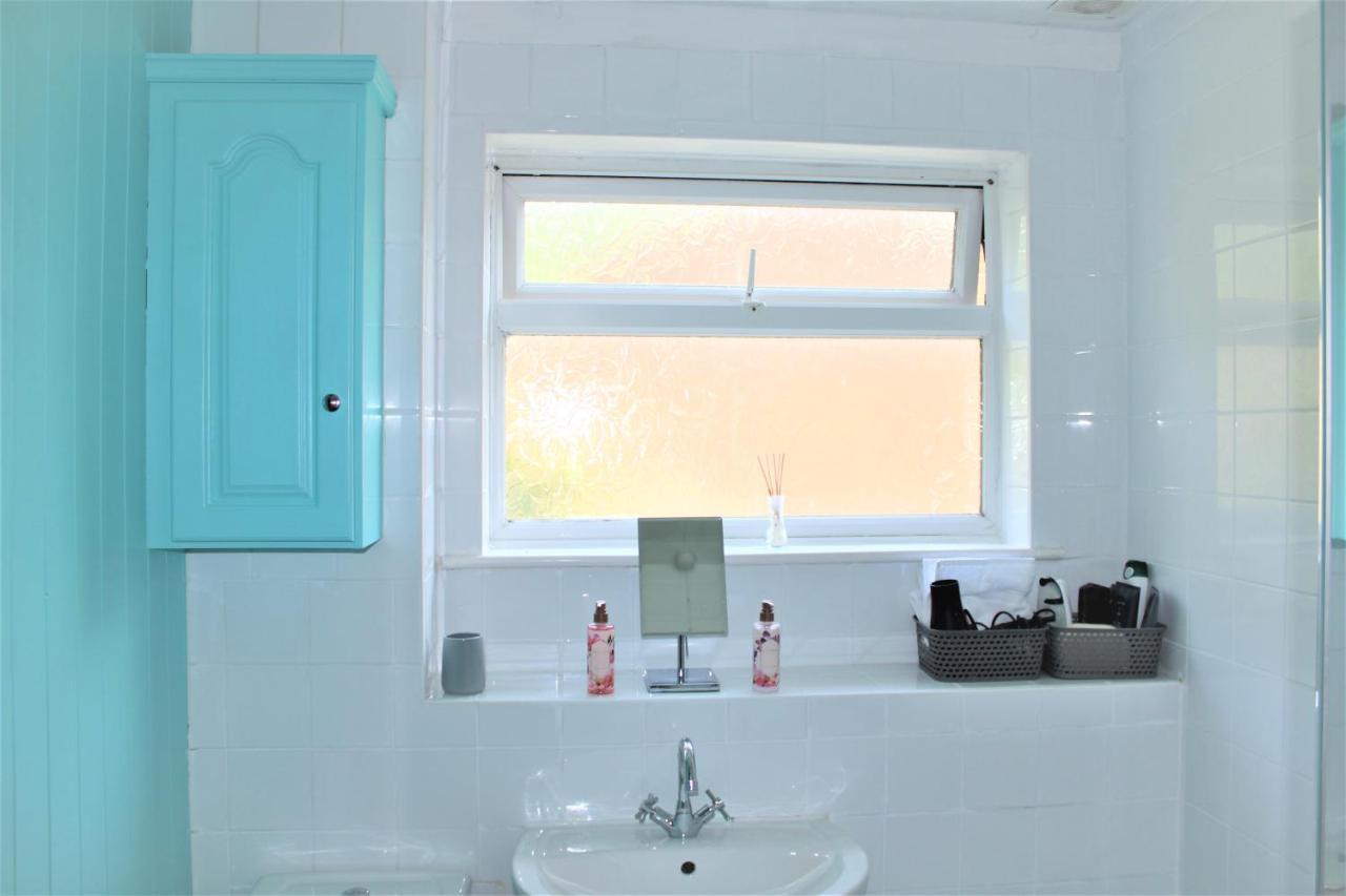 Homely And Budget Friendly 3 Bed House Sleeps 6 Free Parking! ミルトン・ケインズ エクステリア 写真