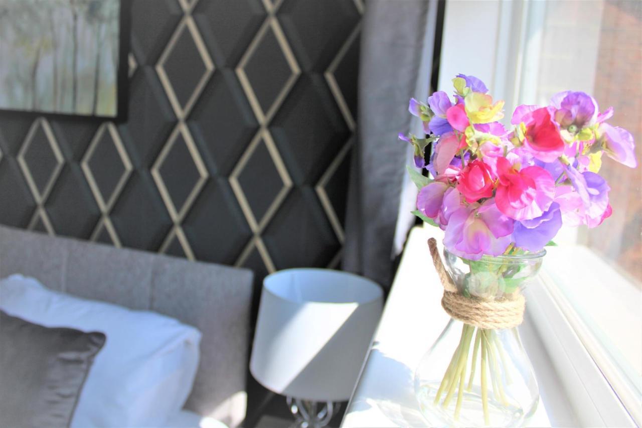 Homely And Budget Friendly 3 Bed House Sleeps 6 Free Parking! ミルトン・ケインズ エクステリア 写真